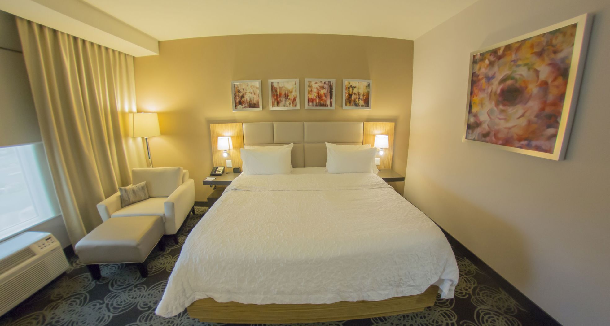 Een kluis op de kamer, geluiddichte muren, een strijkplank/strijkijzer