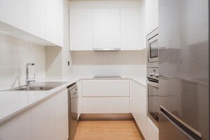 Fridge, microwave, dishwasher - Apartments Hotel Sant Pau (Barcelona)