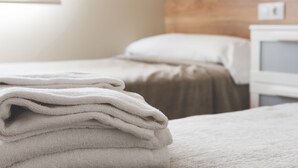 1 bedroom, blackout drapes, soundproofing, iron/ironing board - Pamplona Apartments (Pamplona)