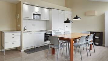 Apartment, 3 Bedrooms | Private kitchen | Fridge, microwave, oven, stovetop