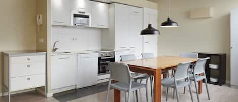 Apartment, 3 Bedrooms | Private kitchen | Fridge, microwave, oven, stovetop