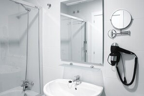 Combined shower/bathtub, free toiletries, hair dryer, towels - Pamplona Apartments (Pamplona)