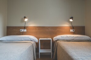 1 makuuhuone, pimennysverhot, äänieristys, silitysrauta/-lauta