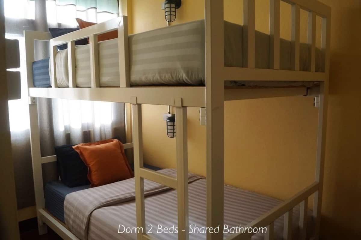 Tabla de planchar con plancha, wifi gratis y ropa de cama