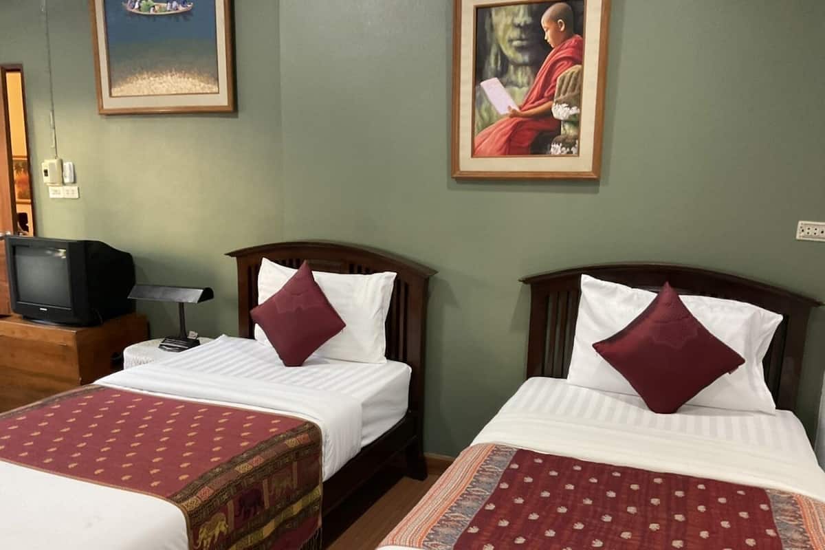 Tabla de planchar con plancha, wifi gratis y ropa de cama