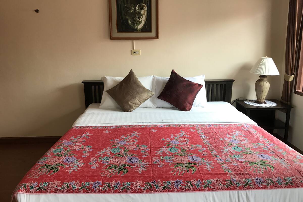 Tabla de planchar con plancha, wifi gratis y ropa de cama