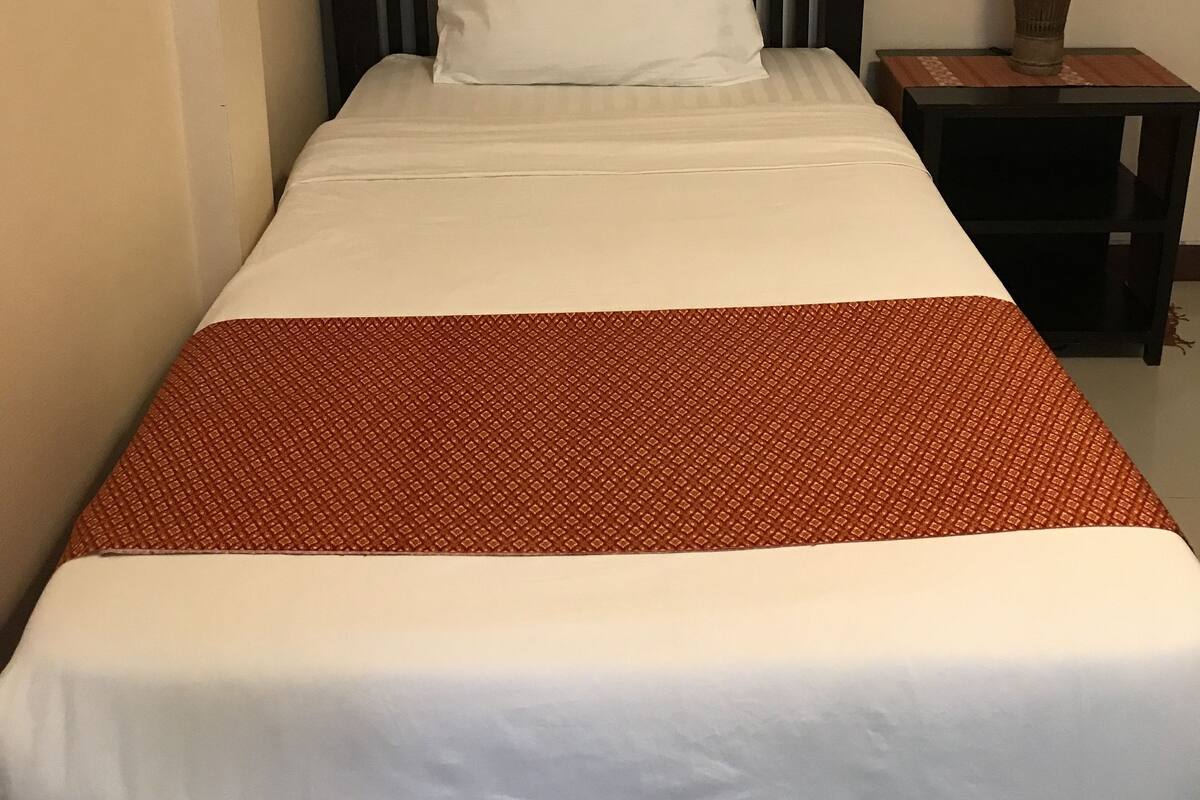 Tabla de planchar con plancha, wifi gratis y ropa de cama