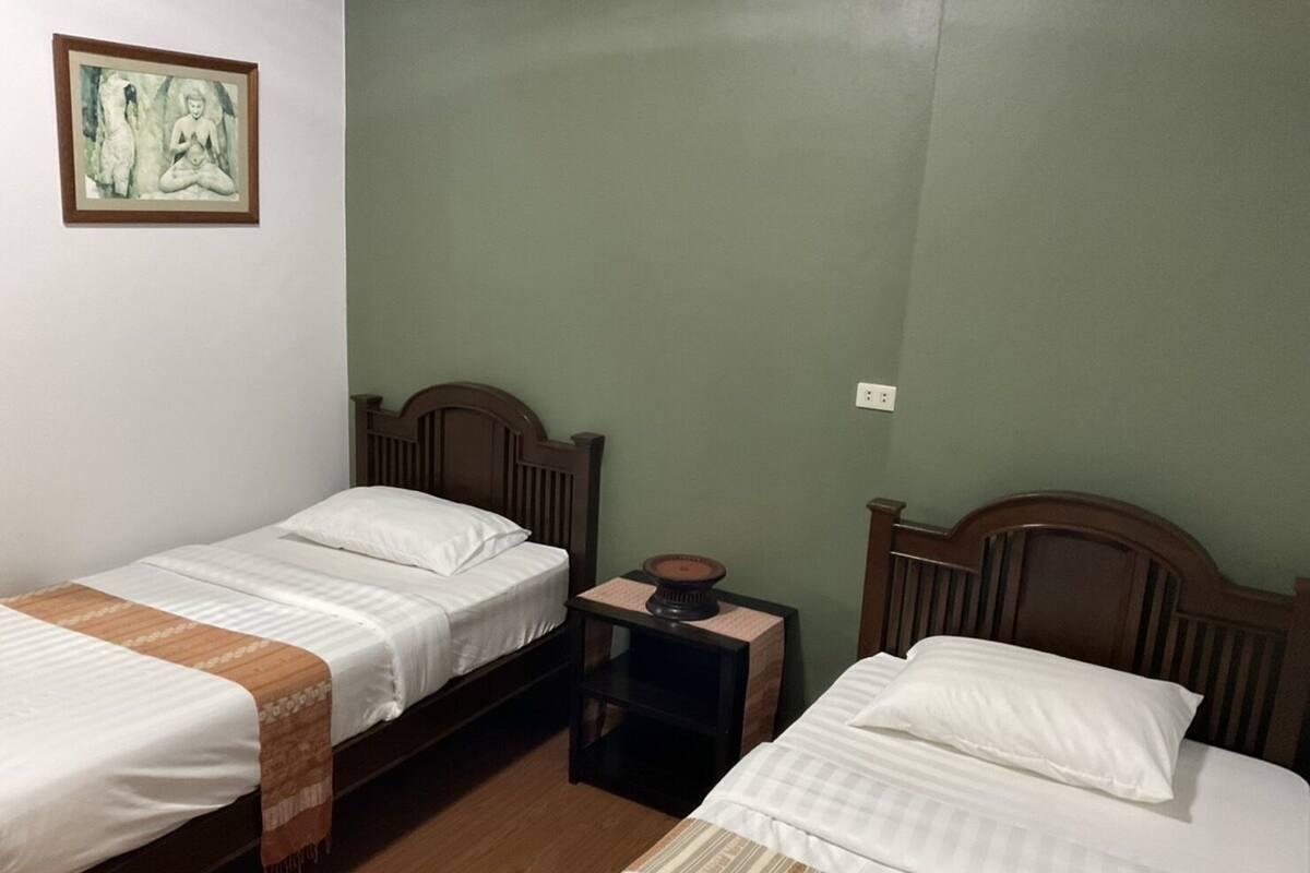 Tabla de planchar con plancha, wifi gratis y ropa de cama