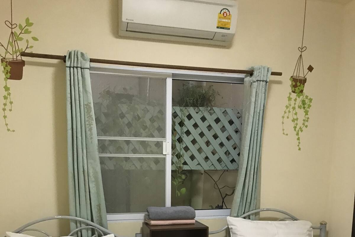 Tabla de planchar con plancha, wifi gratis y ropa de cama