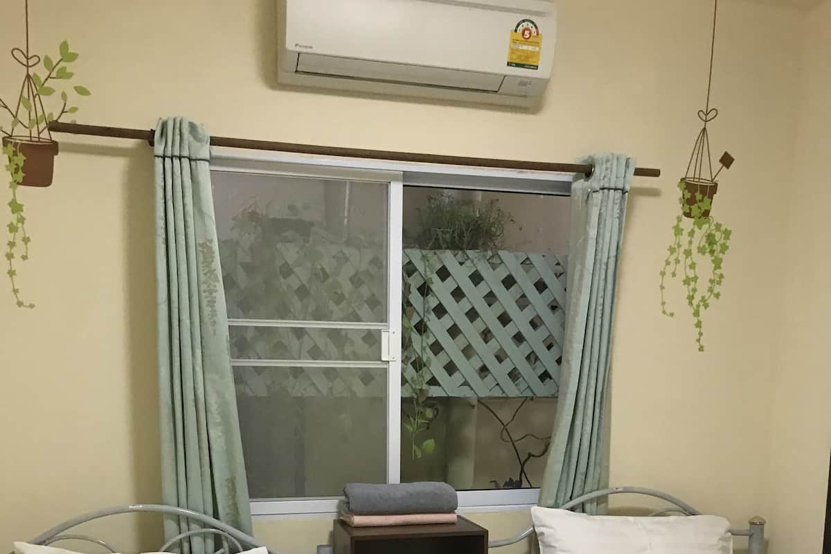 Basic Twin - Shared Bathroom | Iron/ironing board, free WiFi, bed sheets