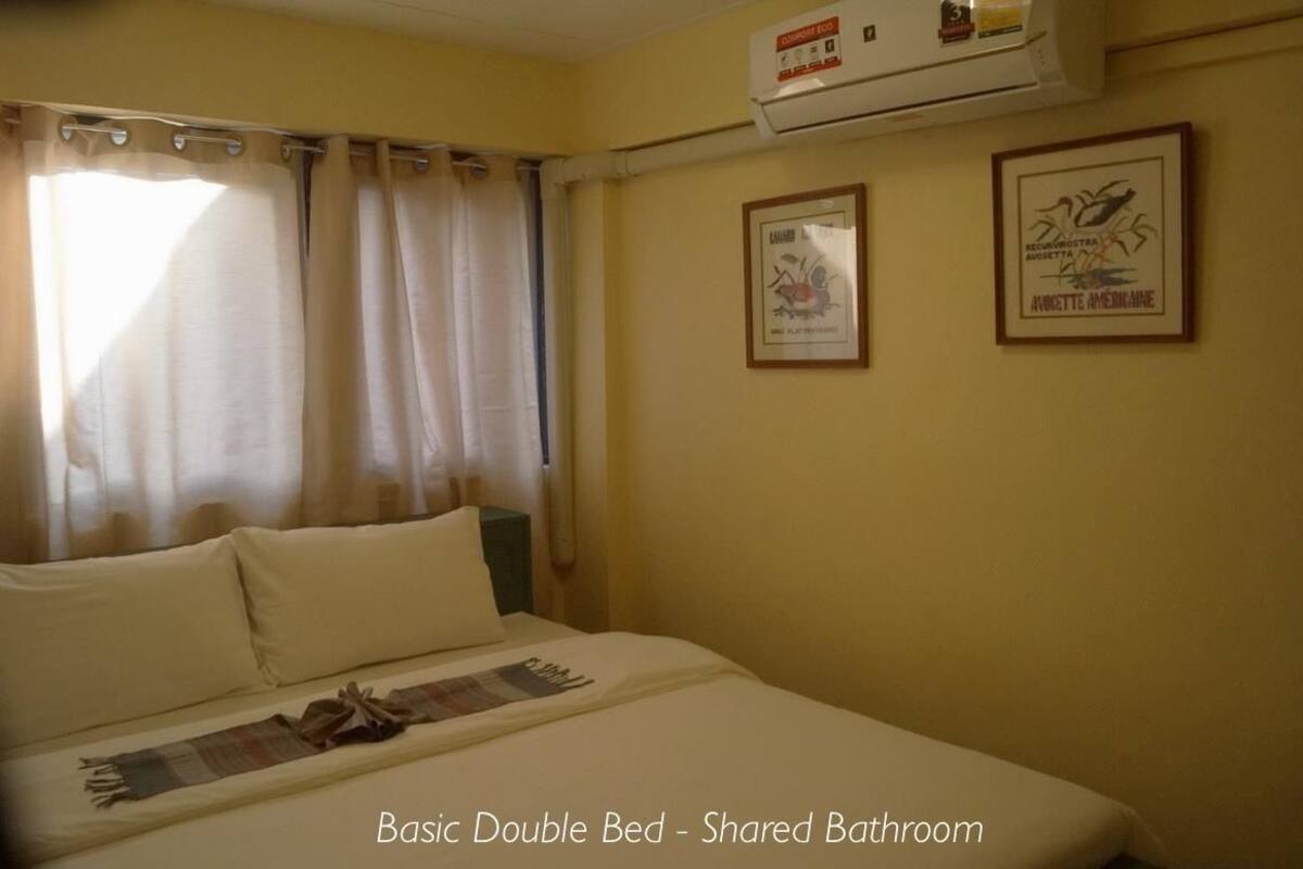 Tabla de planchar con plancha, wifi gratis y ropa de cama