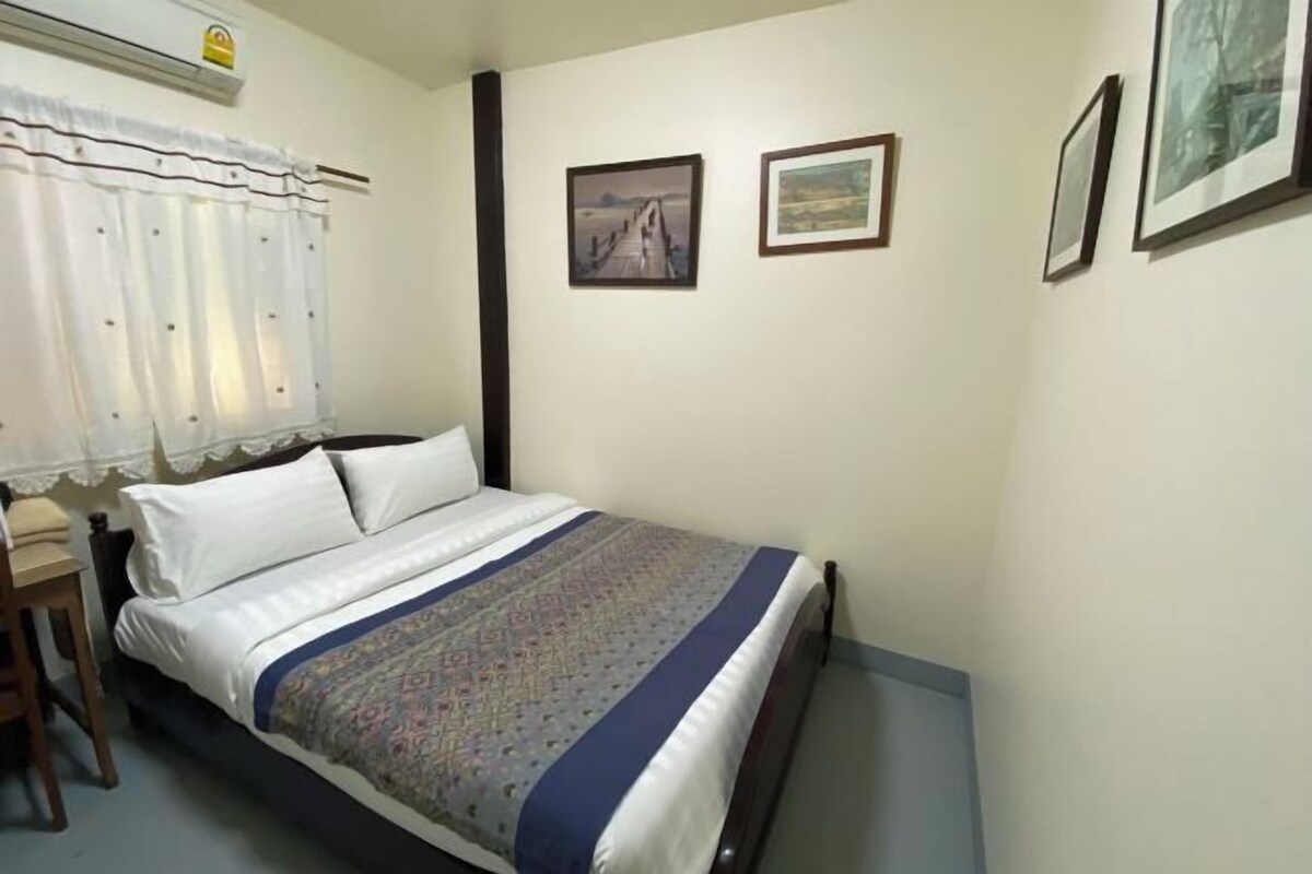 Tabla de planchar con plancha, wifi gratis y ropa de cama 