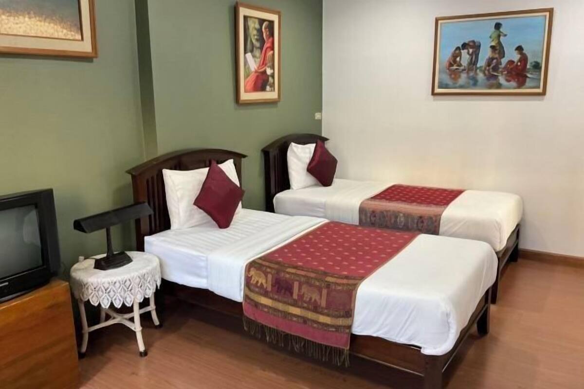 Tabla de planchar con plancha, wifi gratis y ropa de cama
