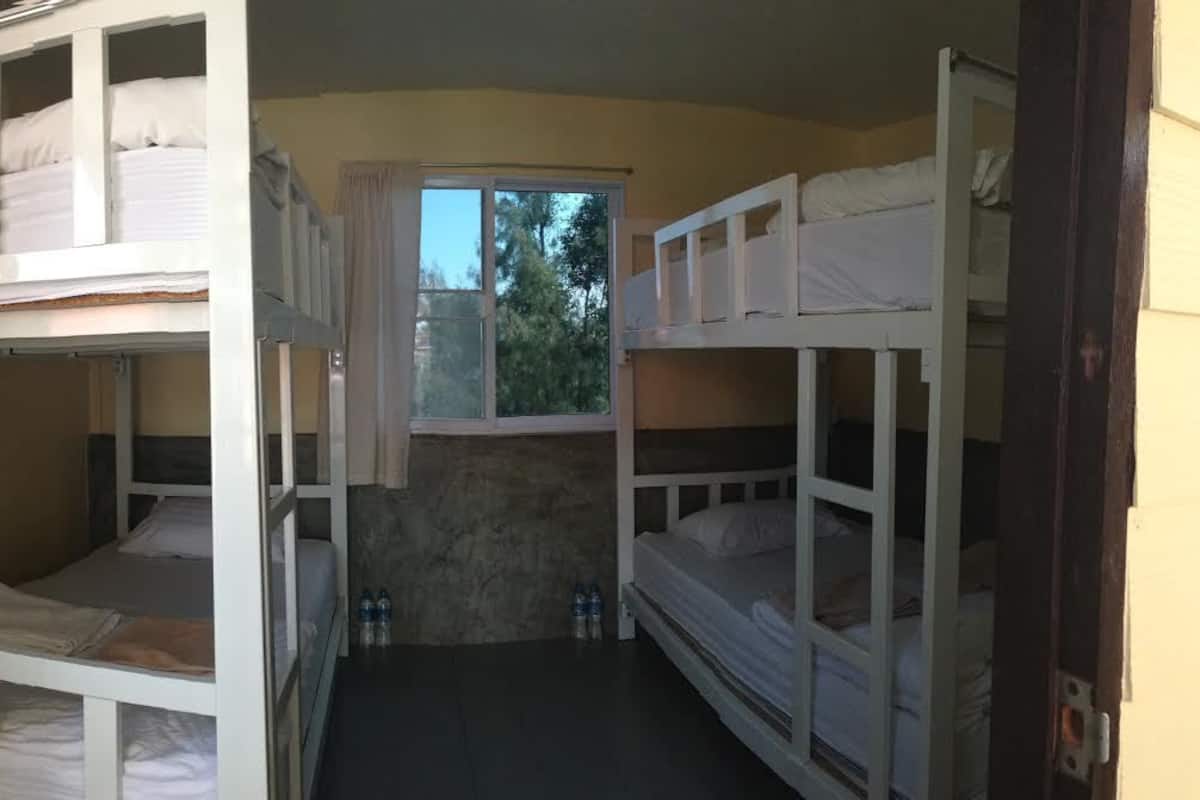 Tabla de planchar con plancha, wifi gratis y ropa de cama