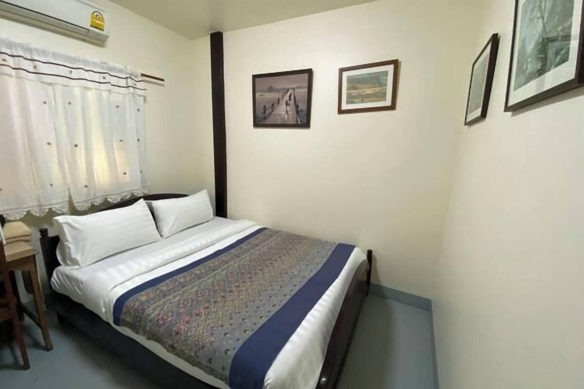 Tabla de planchar con plancha, wifi gratis y ropa de cama