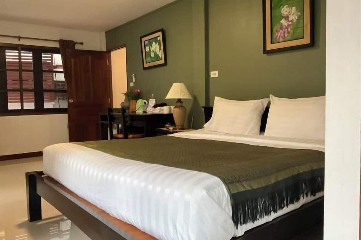 Tabla de planchar con plancha, wifi gratis y ropa de cama