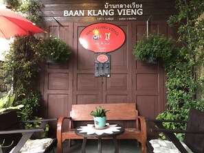 Lobby sitting area - Baan Klang Vieng (Chiang Mai)