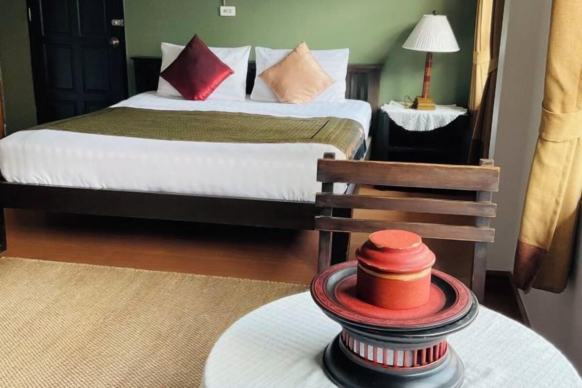 Tabla de planchar con plancha, wifi gratis y ropa de cama 