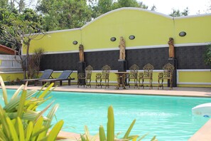 Una piscina al aire libre