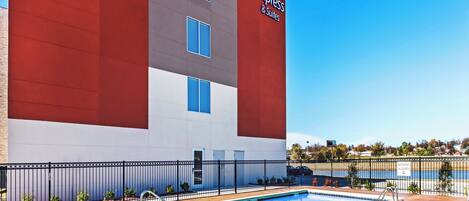 A Holiday Inn Express & Suites building with a swimming pool.