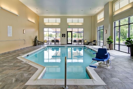 Una piscina cubierta. Homewood Suites by Hilton Clifton Park