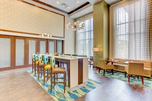 Lobby - Hampton Inn & Suites Manchester (Manchester)