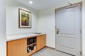 Fridge, microwave, coffee/tea maker - Hampton Inn & Suites Manchester (Manchester)