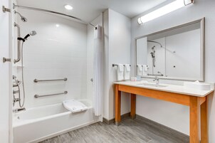 Ducha y bañera combinadas y artículos de higiene personal gratuitos