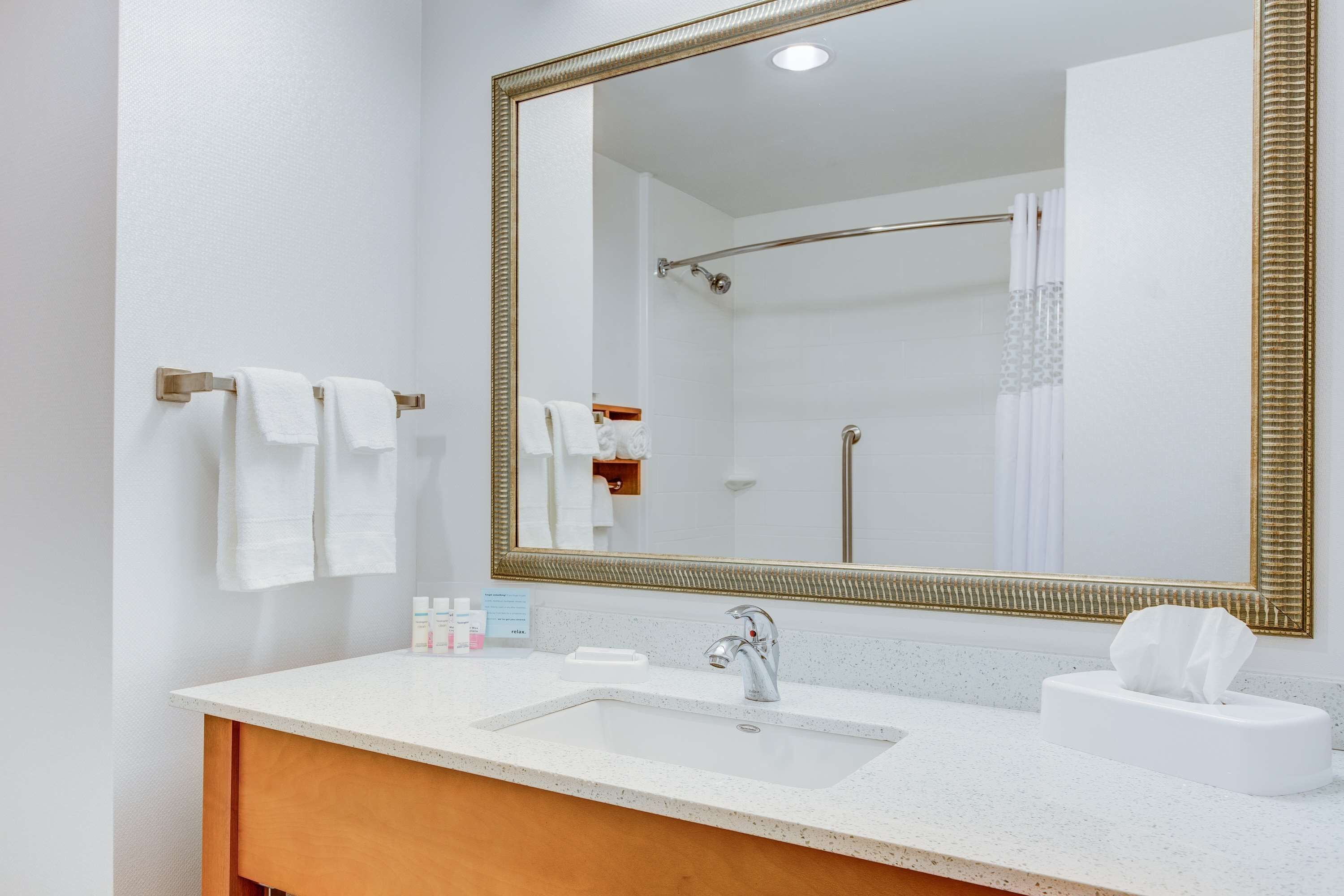 combined shower/bathtub, free toiletries, hair dryer, towels