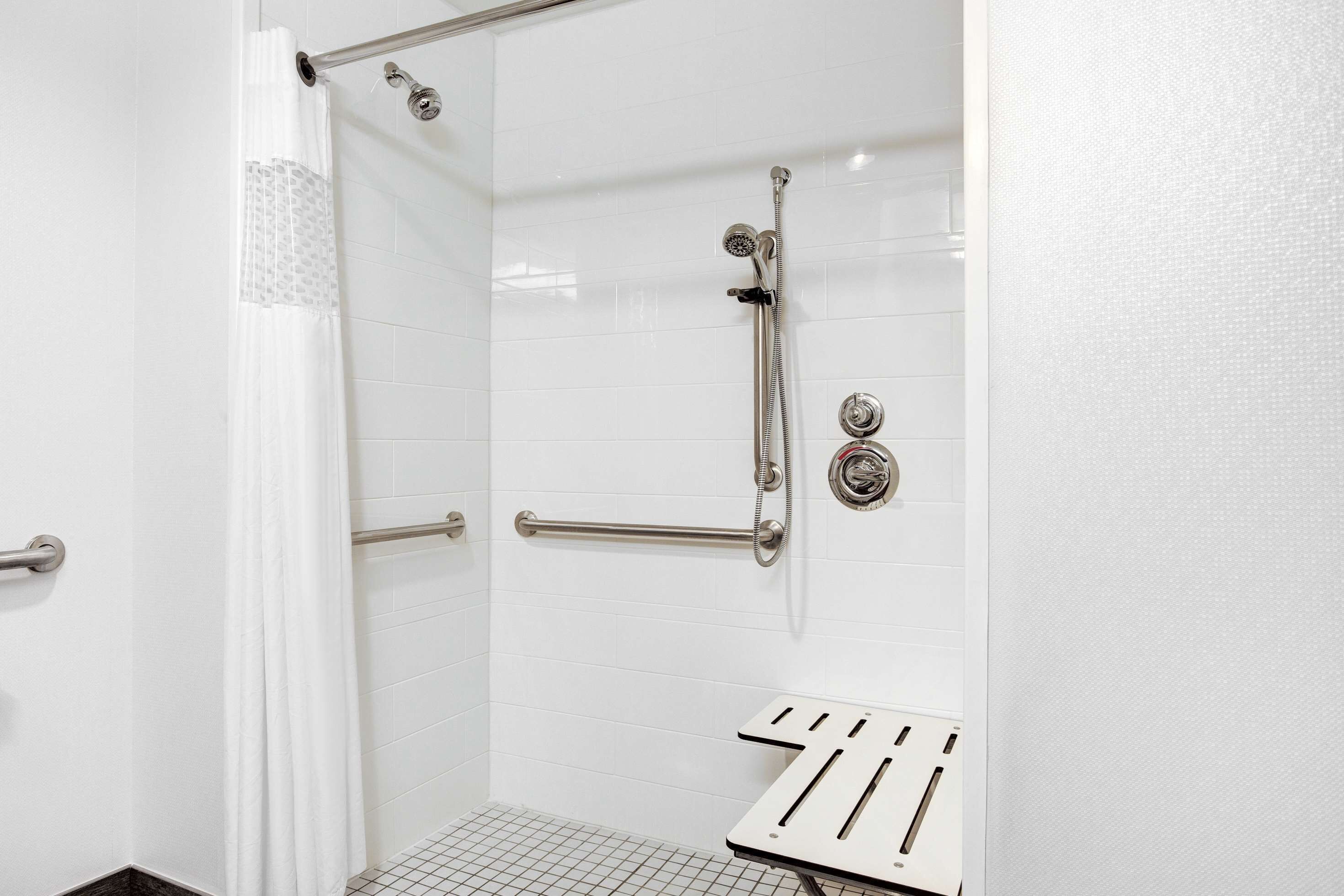 room, accessible, non smoking (roll-in shower) | bathroom | combined shower/bathtub, free toiletries, hair dryer, towels