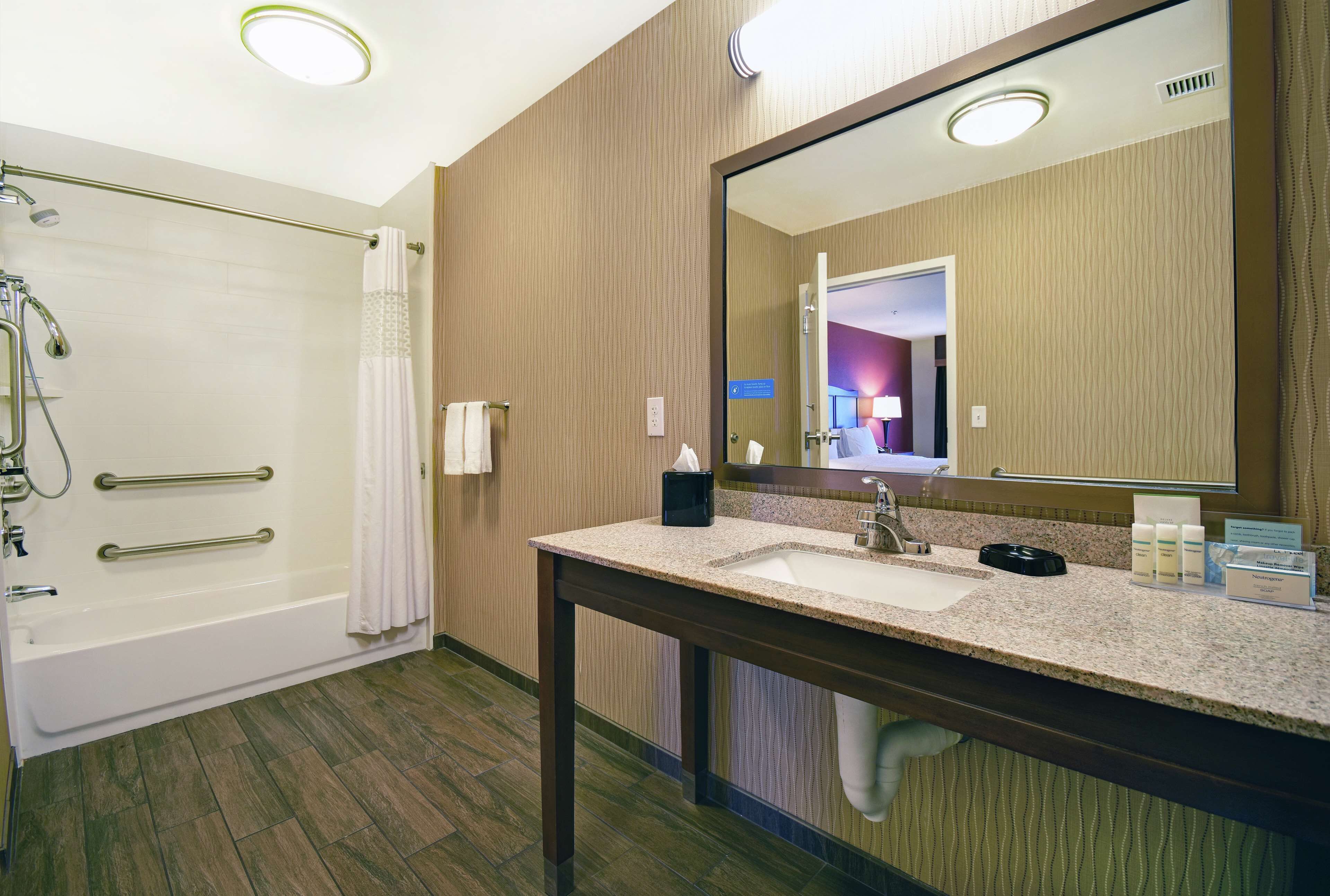 studio, 1 king bed, accessible | bathroom | free toiletries, hair dryer, towels