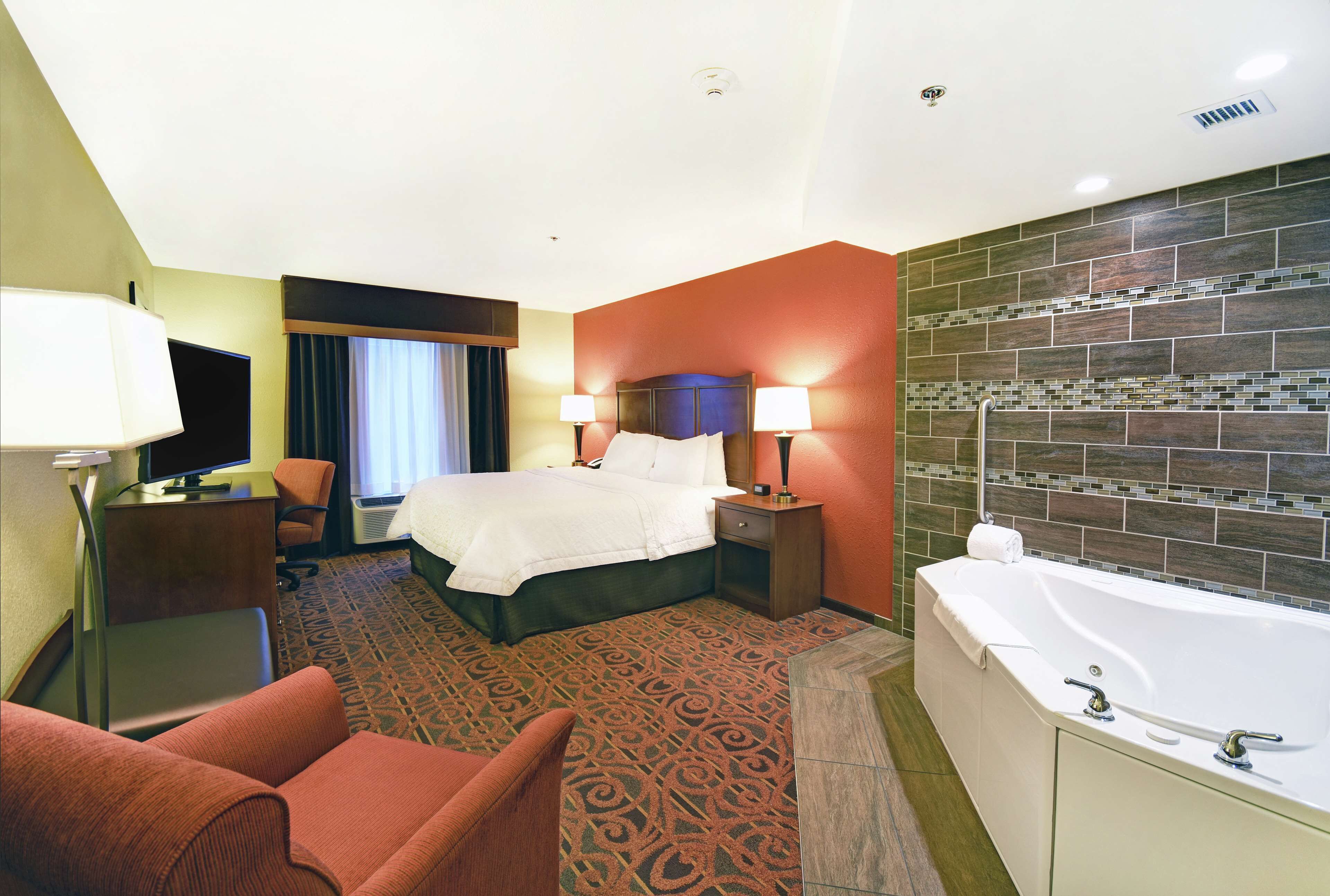 suite, 1 king bed, non smoking, jetted tub | bathroom | free toiletries, hair dryer, towels
