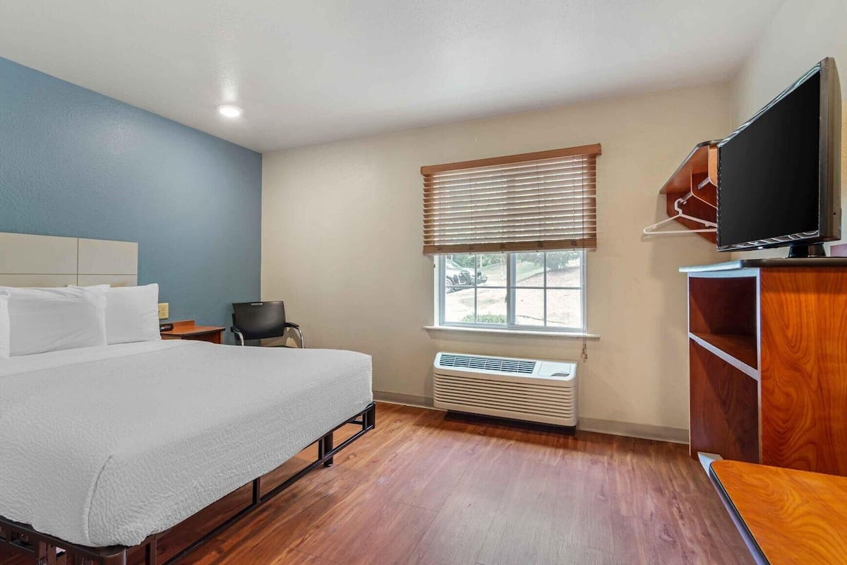 Desk, laptop workspace, free WiFi, alarm clocks