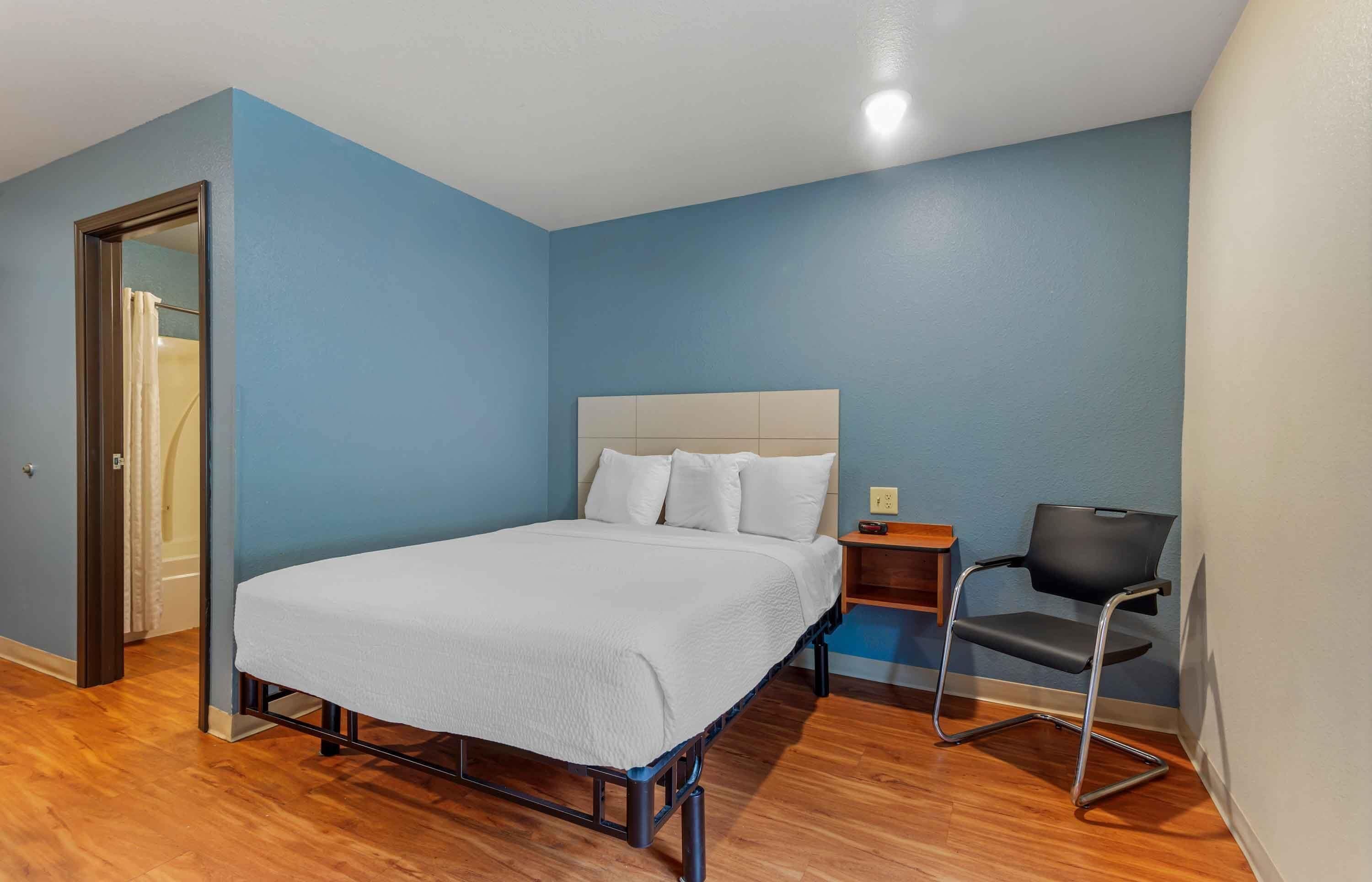 Desk, laptop workspace, free WiFi, alarm clocks