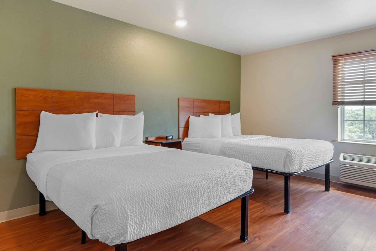 Desk, laptop workspace, free WiFi, alarm clocks