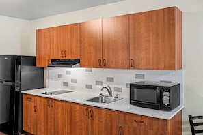 Full-size fridge, microwave, stovetop, coffee/tea maker