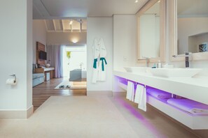 Bathroom sink - Carana Beach Hotel (Mahé Island)