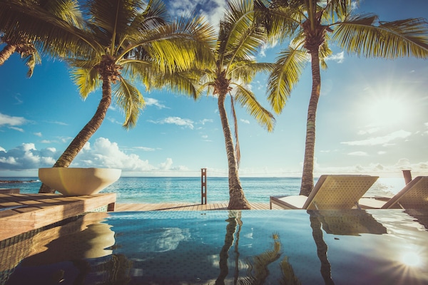 Außenpool, Sonnenschirme, Liegestühle