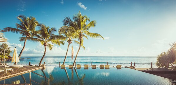 室外游泳池，池畔遮阳伞，日光浴躺椅