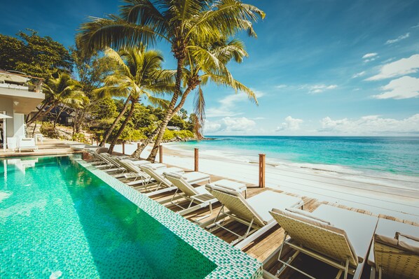 Piscine extérieure, parasols de plage, chaises longues
