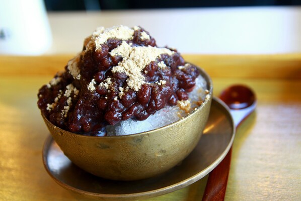 Un bol de dessert avec une cuillère posée sur une soucoupe.