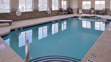 Piscine couverte, chaises longues