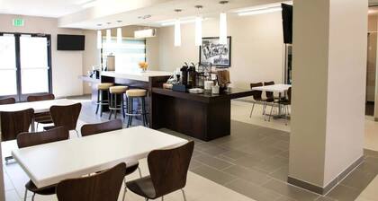 Super 8 by Wyndham Stanton