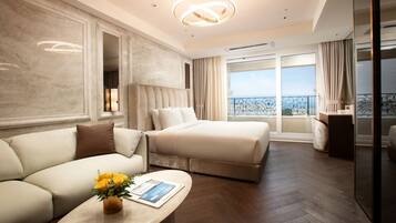 Sengetøy av topp kvalitet, minibar, safe på rommet og skrivebord