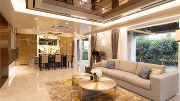 96 pyeong pool villa | Roupas de cama premium, frigobar, cofres nos quartos, escrivaninha