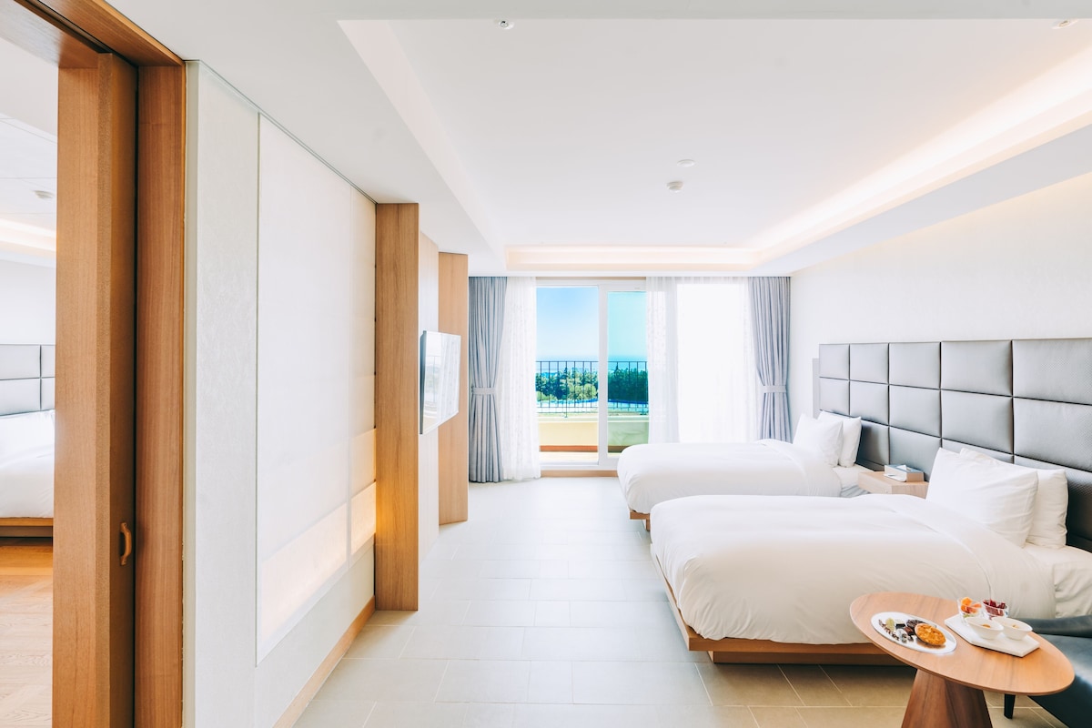 Premium bedding, minibar, in-room safe, desk