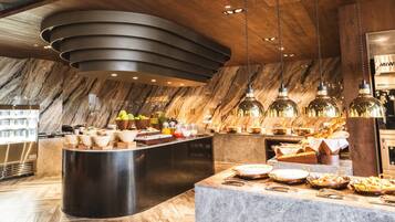 Frokost, lunsj og middag serveres