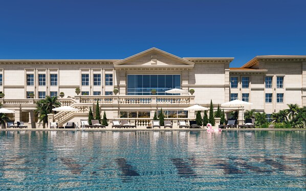 Een buitenzwembad, zwembadcabana's (toeslag) en parasols bij het zwembad