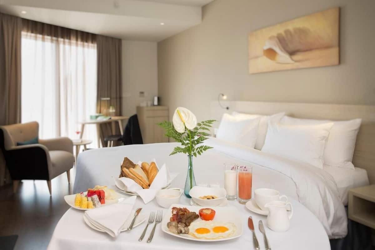 Minibar, safe på rommet, skrivebord og lydisolert