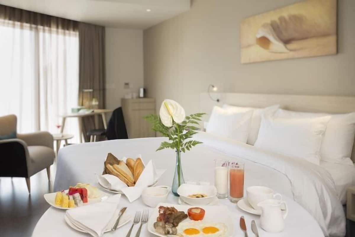 1 sovrum, minibar, värdeförvaringsskåp på rummet och skrivbord